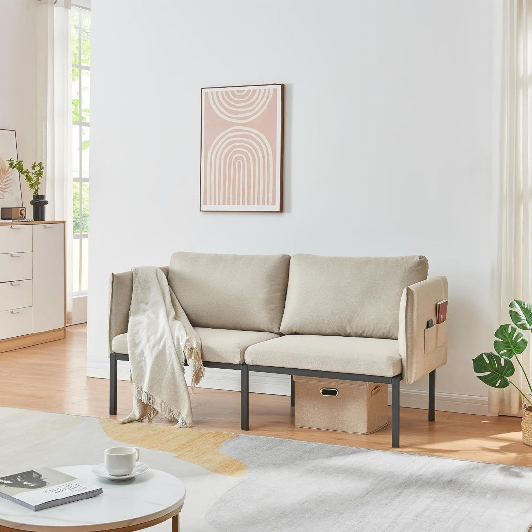 Divano confortevole con braccioli struttura in metallo beige